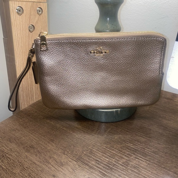 Coach platinum, Wallet with Luxurious Leather and Zipper Closure - Picture 1 of 9
